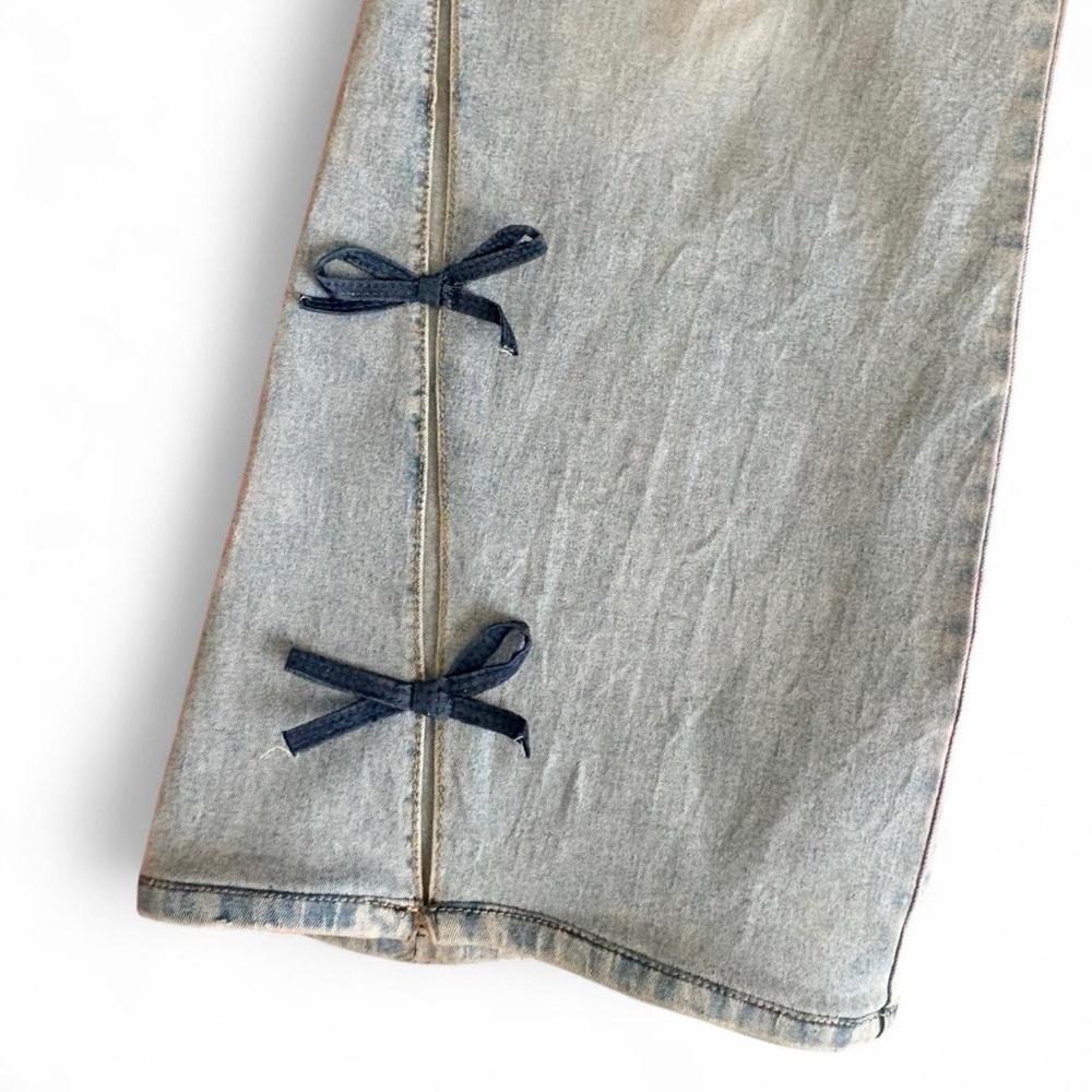 Stylish Light Blue Flare Jeans with Navy Accents - Picture 4 of 8